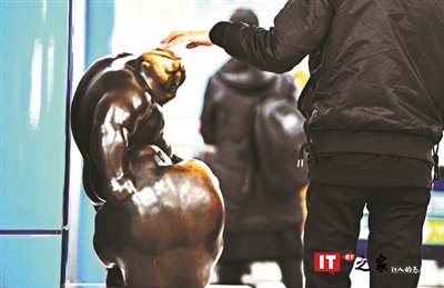 北京一地铁站内雕塑被摸成“秃顶” 站长:很难