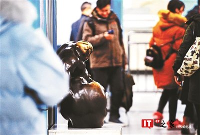 北京一地铁站内雕塑被摸成“秃顶” 站长:很难