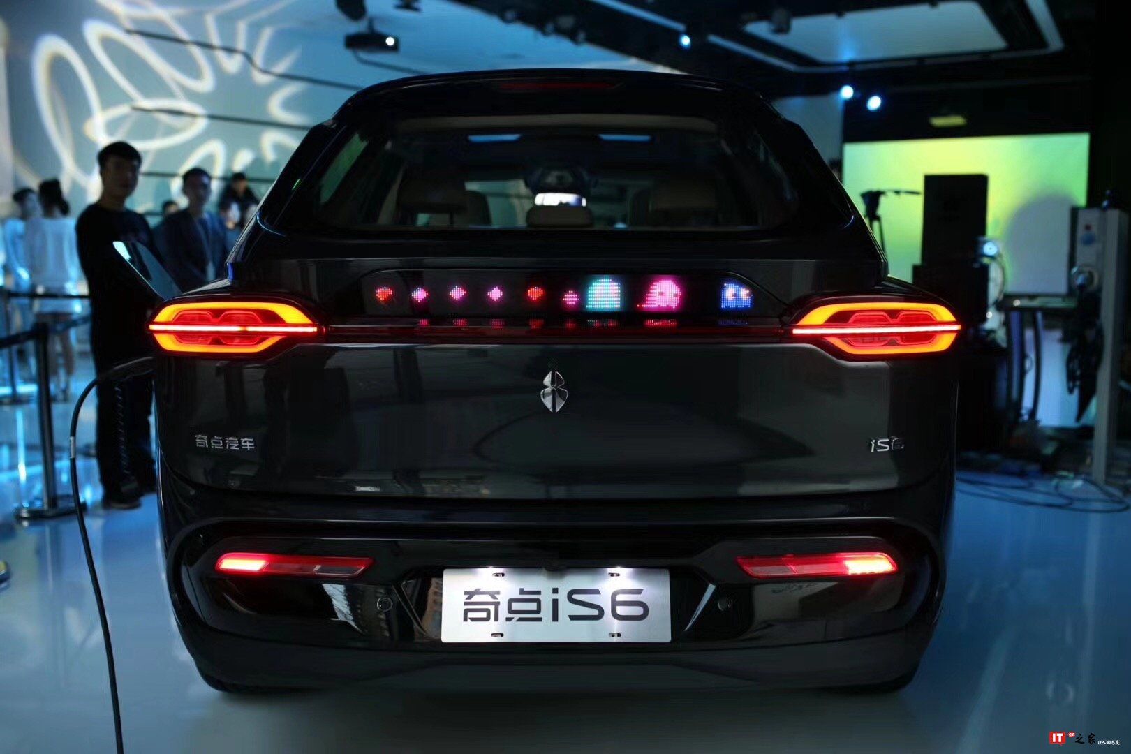 奇点首款量产车iS6，可在尾部屏幕上自定义显示内容