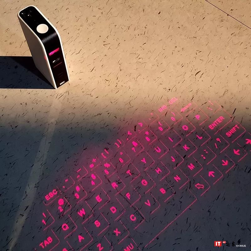 黑科技激光键盘!还能当鼠标和充电宝使用,十分小巧便携! | 钛空精分小剧场