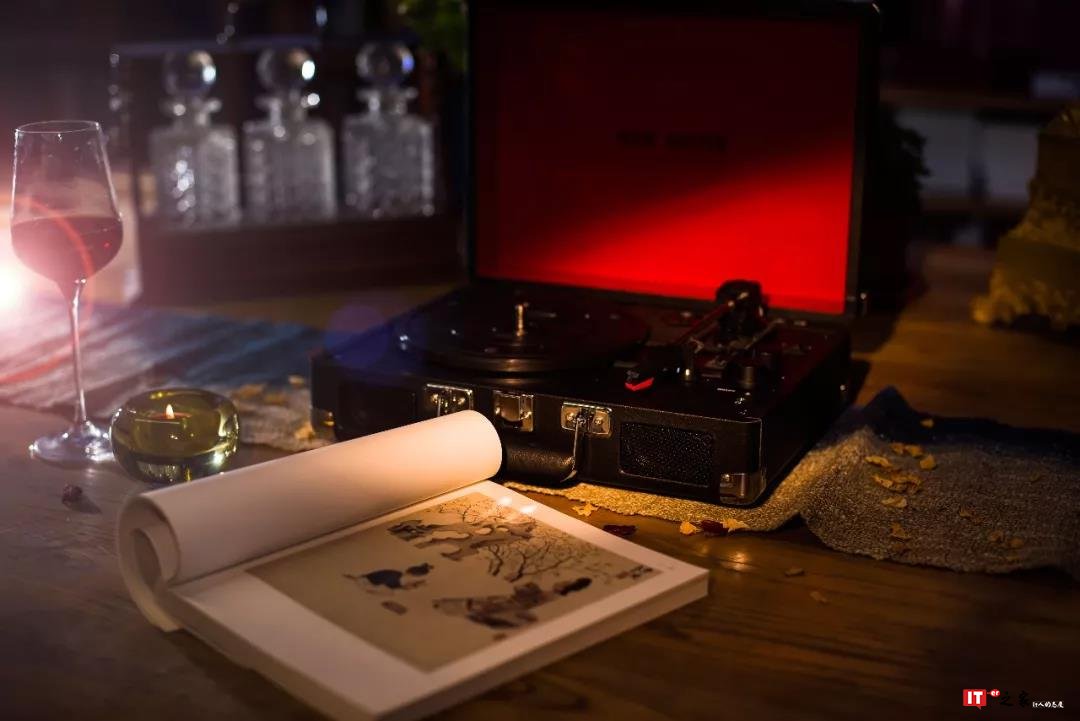 古典的魂，现代的型，拥有着年轻人情怀的黑胶唱片机，因你而声