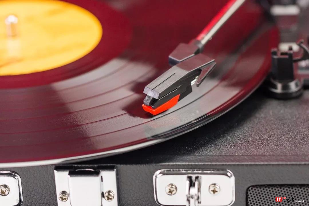 古典的魂，现代的型，拥有着年轻人情怀的黑胶唱片机，因你而声
