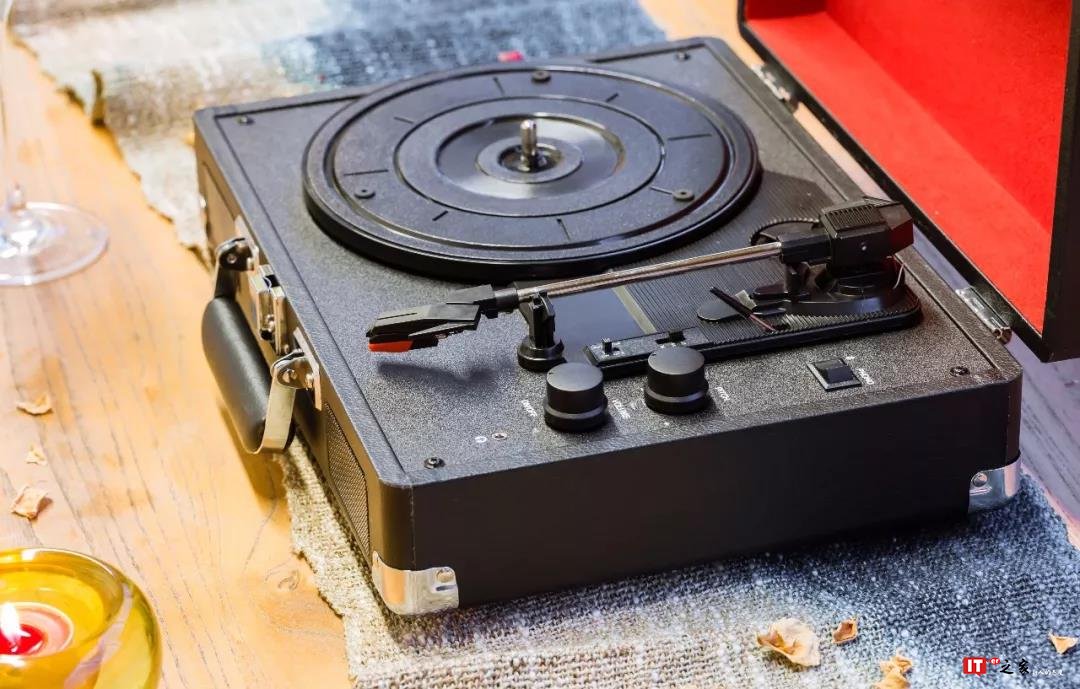 古典的魂，现代的型，拥有着年轻人情怀的黑胶唱片机，因你而声