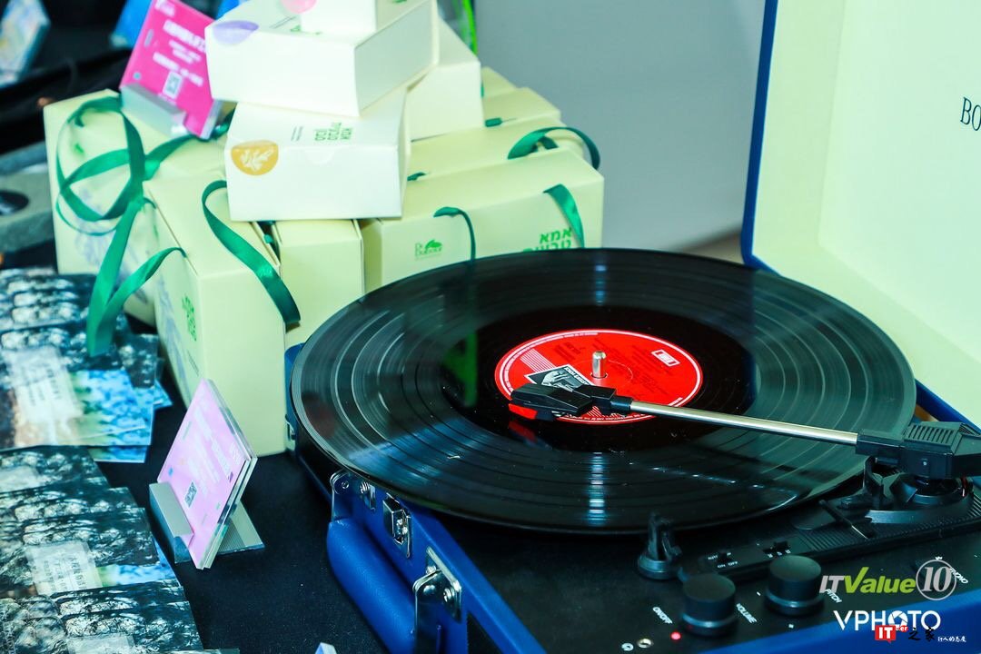 古典的魂，现代的型，拥有着年轻人情怀的黑胶唱片机，因你而声