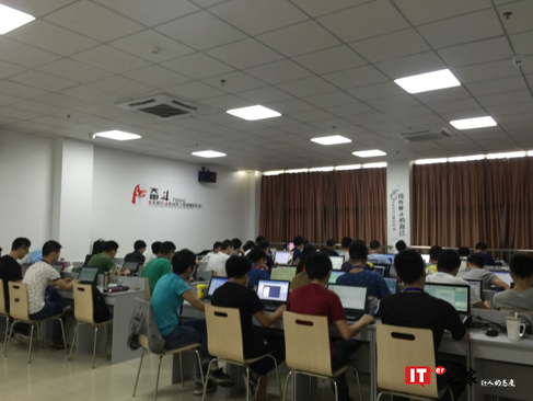 在传智播客重庆校区学JavaEE,女程序员也可以这么厉害