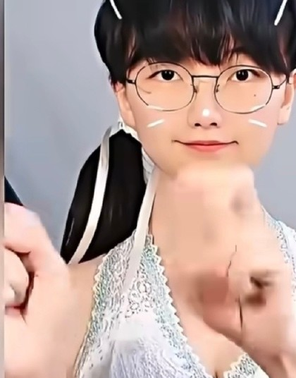 健身博主爆改女版Faker火了!穿T1队服直播英雄联盟