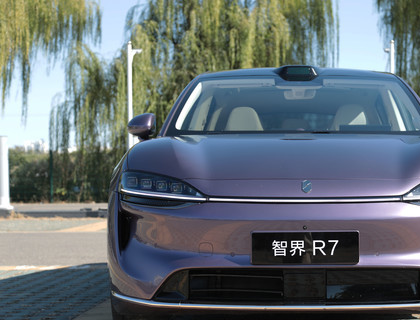 全新智界R7体验:有颜更有料纯血鸿蒙直戳年轻人心巴