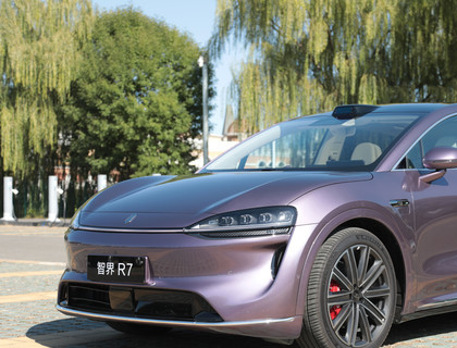 全新智界R7体验:有颜更有料纯血鸿蒙直戳年轻人心巴