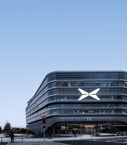 小鹏变“大鹏”!小鹏汽车港股大涨12% 股价突破100元