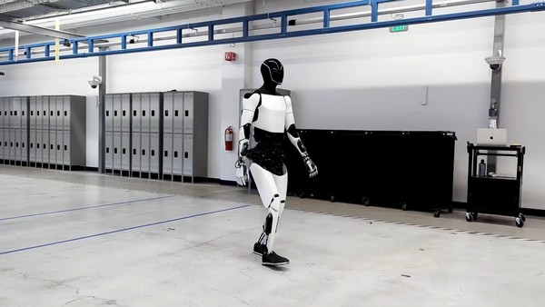 特斯拉擎天柱人形机器人